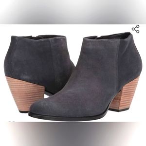 Woman's Ecco ankle boots